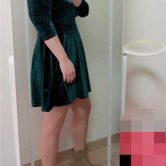 Elegant Green Velvet Dress - Picture 2 of 2